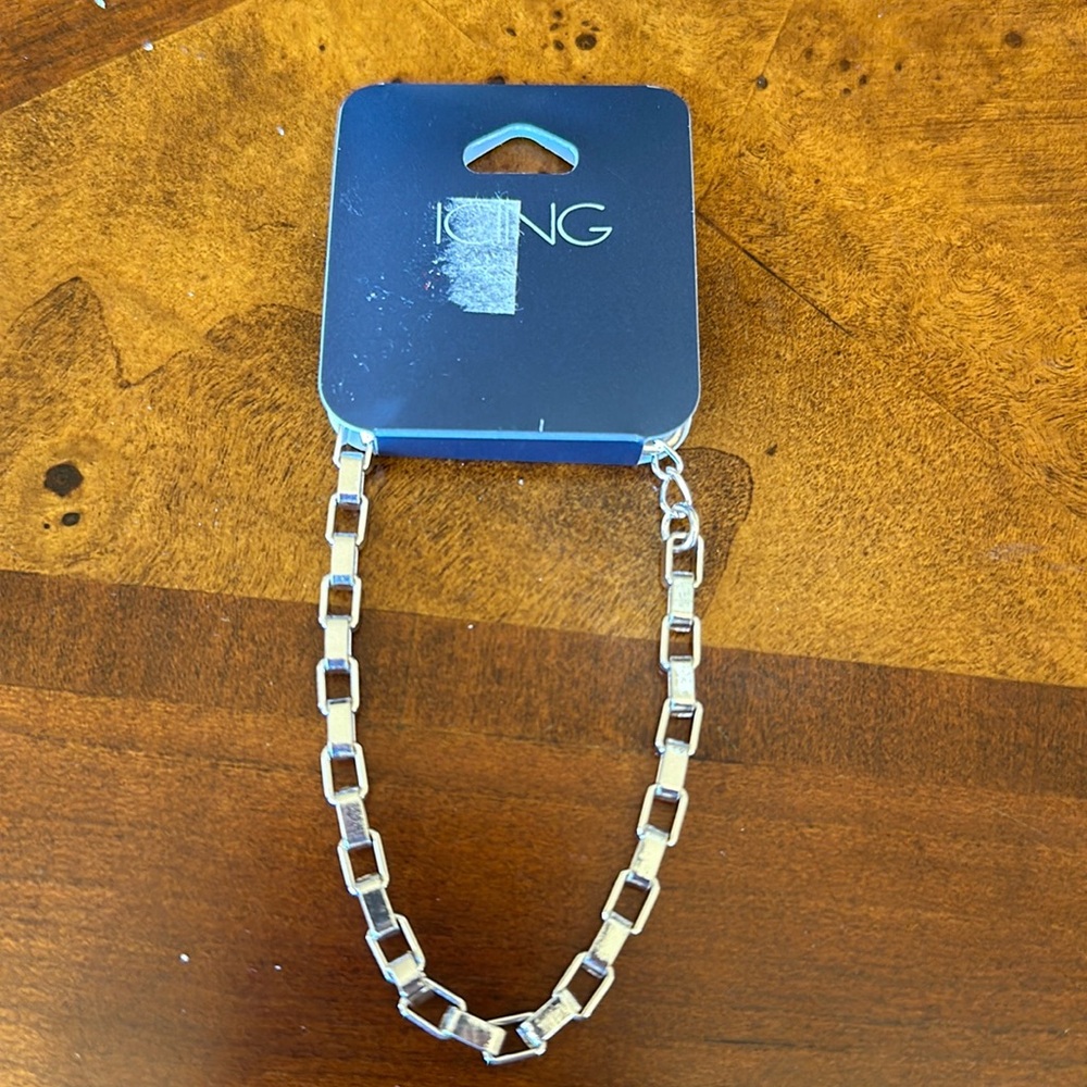A cute bracelet in the brand icing